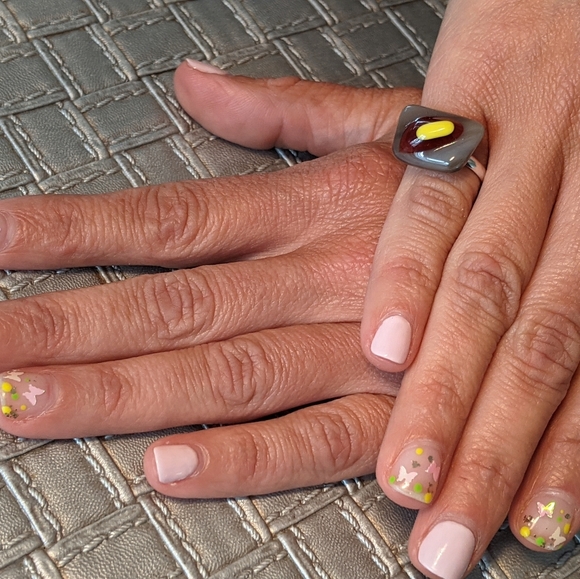 Artisan Handmade small grey abstract fused glass adjustable ring. - Picture 3 of 3